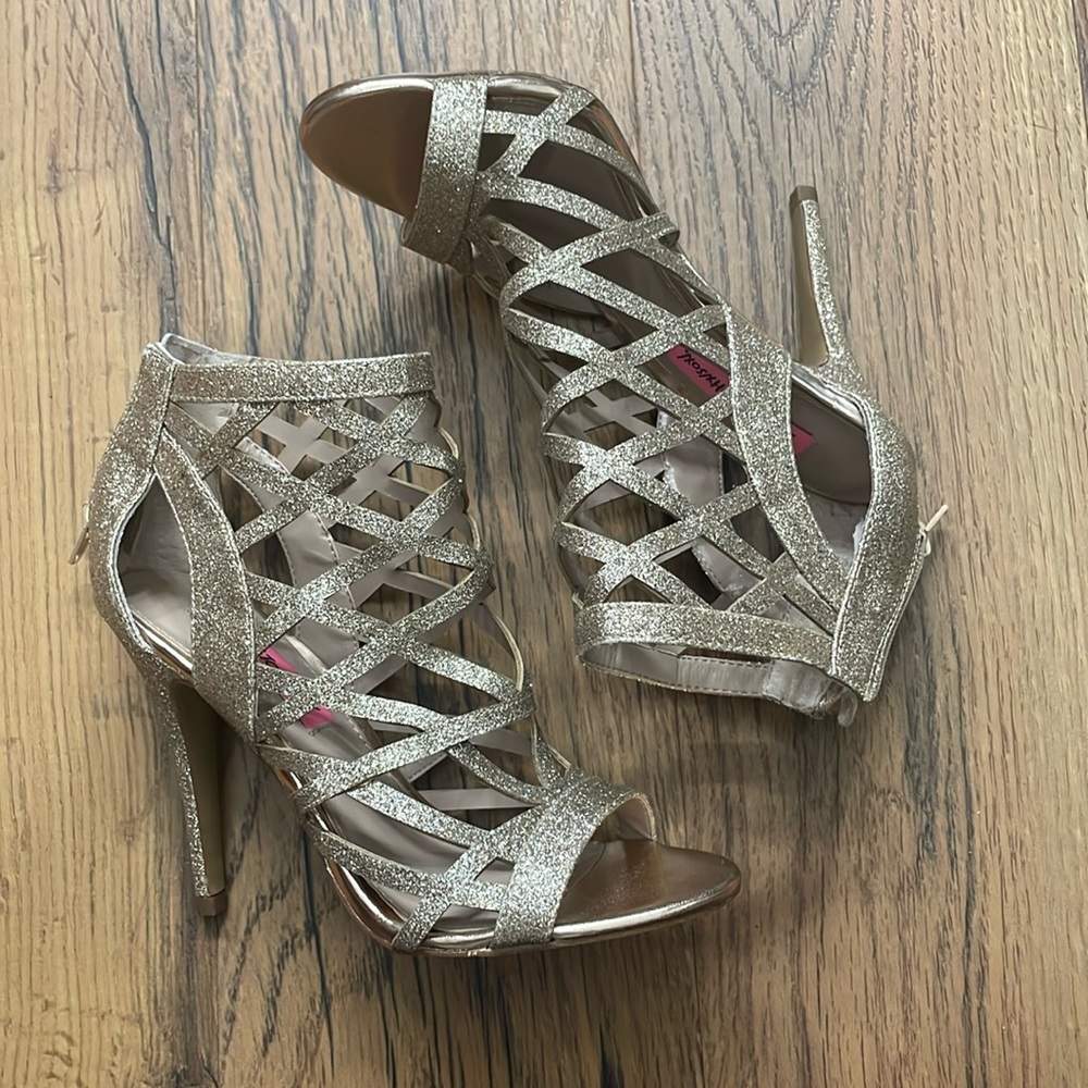 Betsey Johnson gold glitter Juliette strappy heels size 6